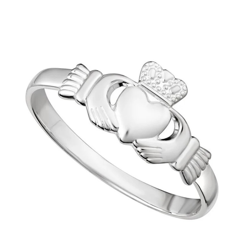 Elegant Sterling Silver Women’s Claddagh Ring. Pre owned/used in good condition